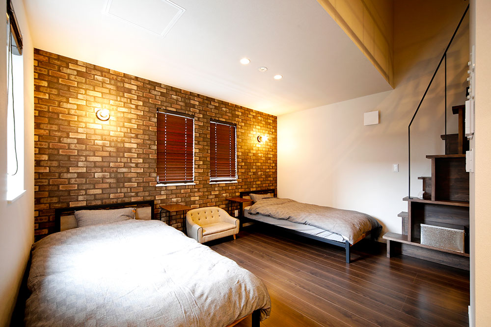 「リビングと調和する癒しの寝室」