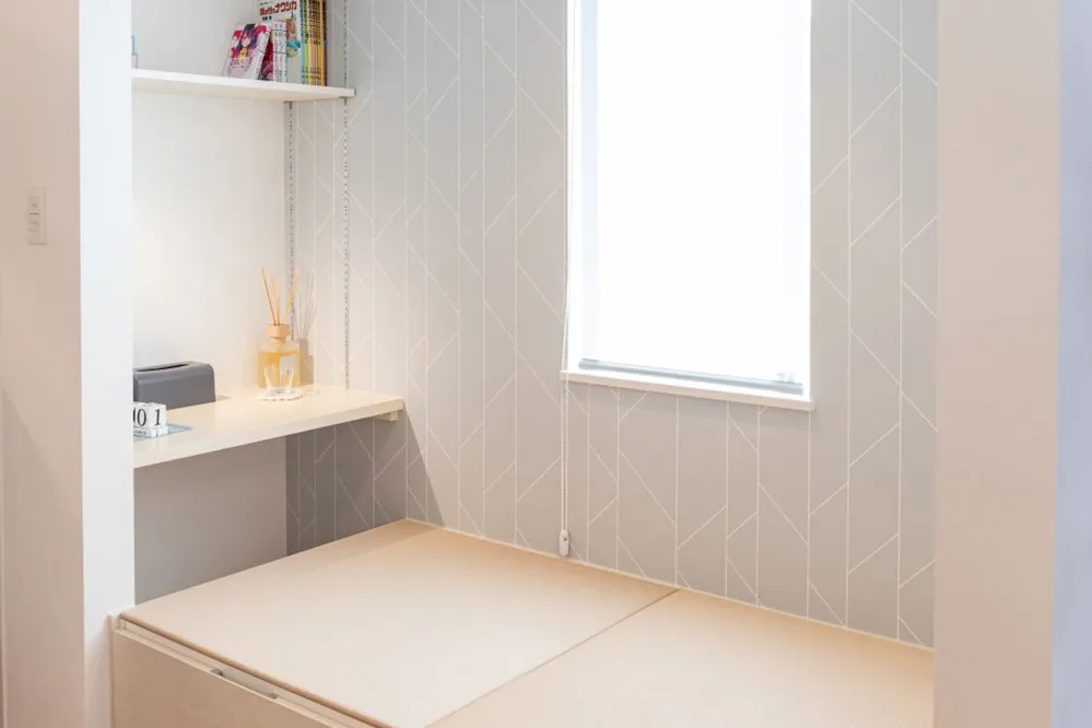 「自分だけのひとときを楽しむ、リビングの小上がりスペース」