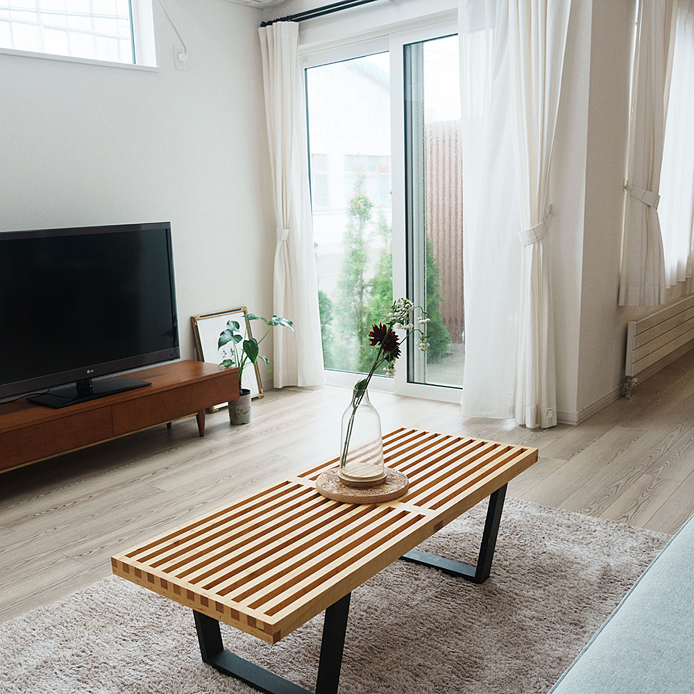冬したく⁣⁣夏の間、テラスで⁣太陽の光をいっぱいもらっていた⁣植物たち⁣⁣冬は、あたたかなリビングで⁣太陽の光をあびます。⁣⁣このリビングには⁣それはもう⁣燦々とふりそそぐのです。⁣⁣リビングだけではありません⁣⁣家事室も️⁣２階のカウンターも️⁣⁣この季節になると⁣お家の採光の大切さ、身にしみますね。⁣⁣白石本通モデルハウスは⁣南東向きの⁣採光を取りやすい土地ですが⁣⁣角地なので⁣外からの視線を遮る工夫が⁣必要でした。⁣⁣その辺りの設計プランは⁣ぜひ現地でご覧になってみてください。⁣⁣#白石本通モデルハウス⁣#テラス #モルタル #モルタルテラス⁣⁣#豊栄建設 #もっとできるを住まいづくりへ #注文住宅 #ハウスメーカー #家づくり #自由設計 #マイホーム #マイホーム計画 #マイホーム計画中の人と繋がりたい #新築 #新築一戸建て #新築住宅 #新築マイホーム #新築注文住宅 #デザイン住宅 #北海道 #札幌 #札幌新築 #モデルハウス