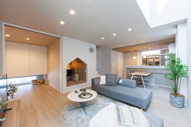 三角たれ壁の、おこもりヌックがある家