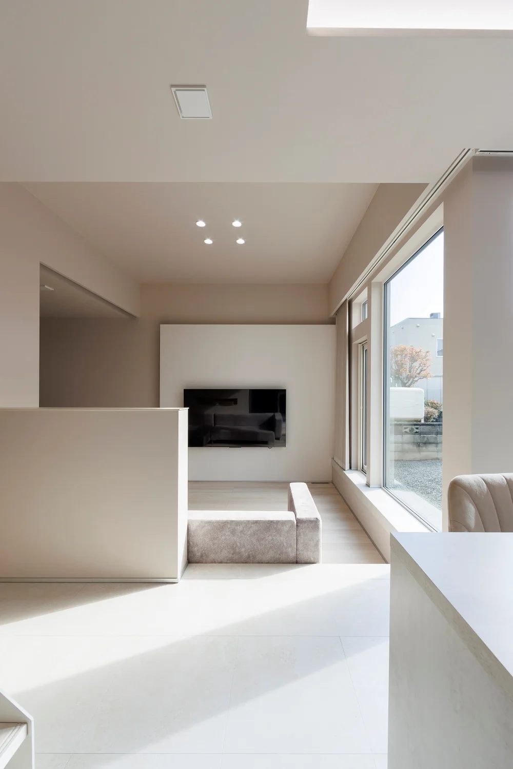 グレージュで仕立てる、立体的なデザインの住空間