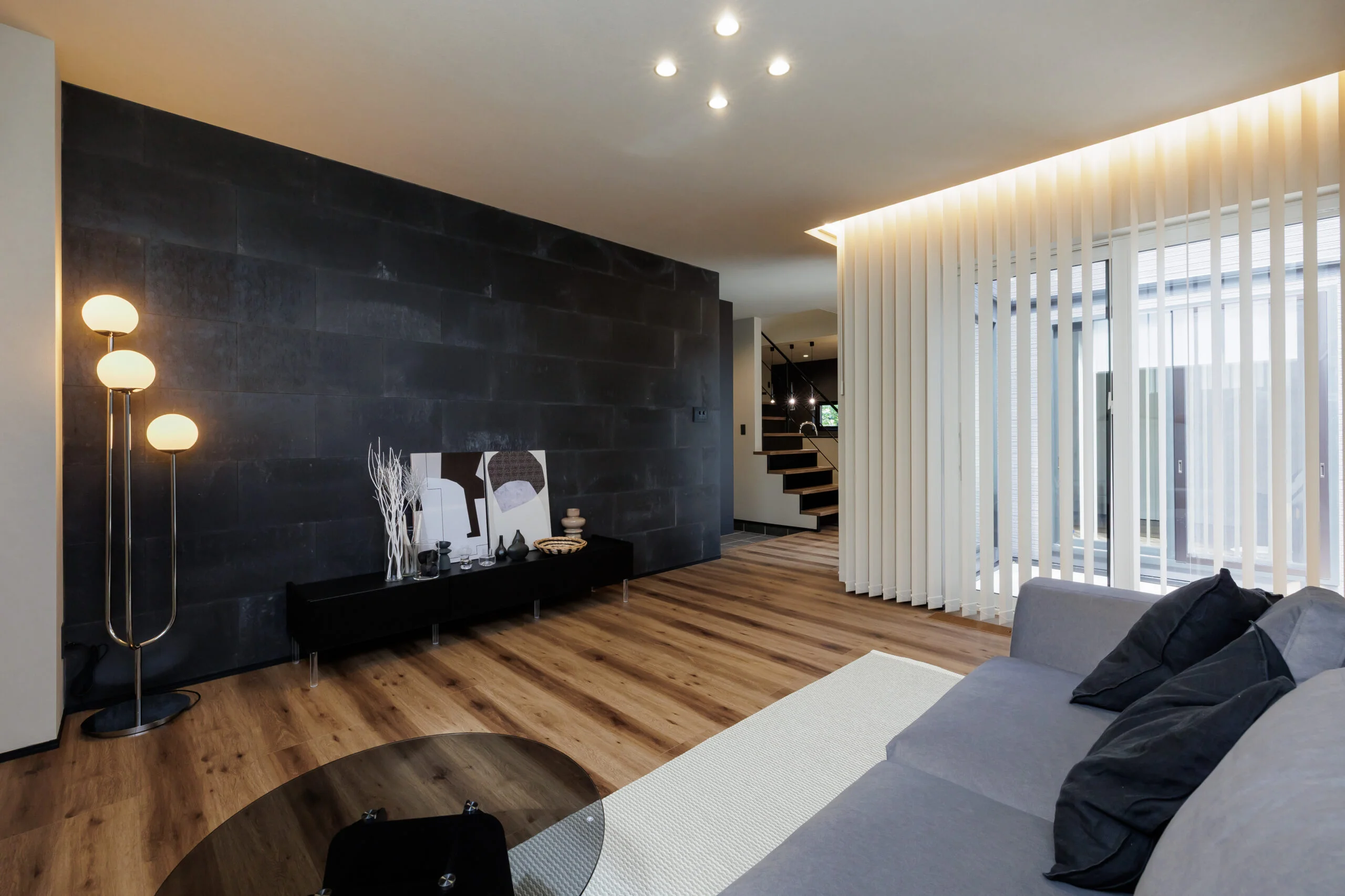 コの字テラスを囲む、大人のモダンハウス