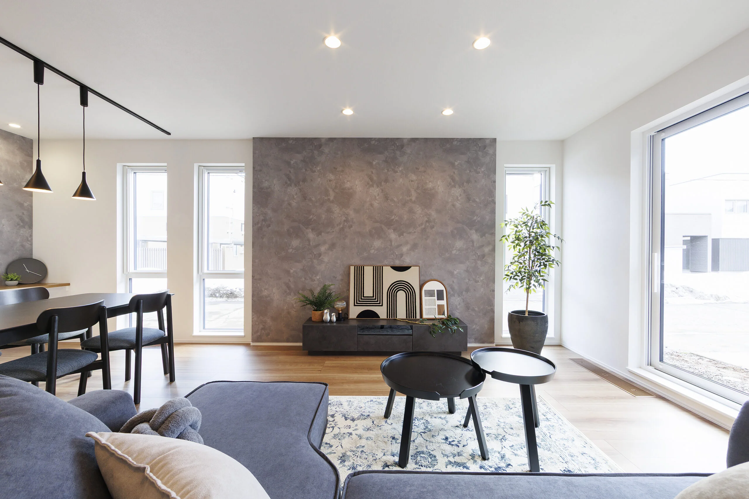 光溢れる空間で叶える、木目とグレーで整う暮らし。