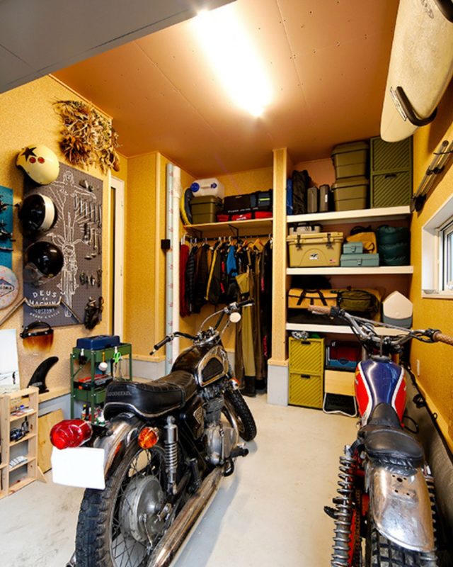 🏠豊栄建設challenge999🏠
【施工事例】

趣味を思いきり楽しむ、""大人の秘密基地""

バイク、釣り、キャンプ、サーフィン…
趣味のアイテムがしっかり収納できる、
ガレージ一体型の住まい。

室内からもガレージにアクセスできるので、
メンテナンスも、準備も、片付けもスムーズ。
玄関横にはシューズクロークも完備しています。
＿＿＿＿＿＿＿＿＿＿

札幌×自由設計×安心価格の家づくりなら、
【豊栄建設】にお任せください！
＿＿＿＿＿＿＿＿＿＿

せっかくのマイホーム。
「自由に建てたい！」「札幌に住みたい！」「安心な家がいい！」
「でも、予算は多くとれない...」

豊栄建設なら、安心価格で
納得の家づくりを実現できます！
詳しくはプロフィールリンクからお気軽に
来場予約または無料ＷＥＢカタログ請求ください♪

■対応可能エリア
札幌市、小樽市、岩見沢市、苫小牧市、江別市、千歳市、恵庭市、北広島市、石狩市、余市郡、南幌町、厚真町、安平町、むかわ町、白老郡、沙流郡、日高郡
※その他エリアにお住まいの方は別途ご相談ください。

▼プロフィールはこちら
@hoei999_official
＿＿＿＿＿＿＿＿＿＿
#豊栄建設 #工務店 #札幌工務店  #札幌新築  #札幌市注文住宅  #北海道工務店  #注文住宅  #新築一戸建て  #一戸建て  #マイホーム計画  #家事動線  #家事楽  #収納アイデア  #施工事例  #こだわりの家  #家づくりアイデア  #ガレージ #アウトドア #バイク #車 #車好き #バイク好き