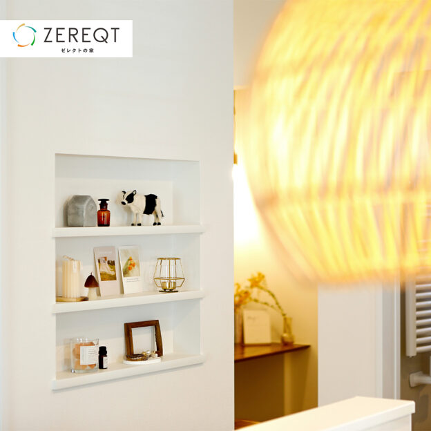 水回りの真ん中に2帖豊栄建設のZEH住宅“ゼレクト”のモデルハウス。キッチンの奥、UTと洗面所の間に2帖のスペースがあります。このモデルでは、この2帖に長さ1.8mのインテリアカウンター(panasonic)を入れて家事室として使うイメージにしています。でもここはちょうど洗面所も近いしUTも隣だしキッチンからもすぐなのでカウンターではなく可動棚をぐるっと入れて食品庫&リネン庫にするのも良さそうご見学の際はぜひ“自分だったらここをどう使うかな?”と想像しながら見てみてください!そうすると「どんな家で暮らしてみたいか?」のイメージが広がりやすいはずです。ゼレクトは️太陽光パネル第1種換気システム🪟トリプルサッシが標準装備されたZEH住宅。詳しくは @hoei999 のホームページに掲載のゼレクト紹介ページを参照いただくか現地ご見学もお待ちしております。(完全予約制)#ZEH_北20条モデルハウス #家事室#豊栄建設 #もっとできるを住まいづくりへ #注文住宅 #ハウスメーカー #家づくり #自由設計 #マイホーム #マイホーム計画 #マイホーム計画中の人と繋がりたい #新築 #新築一戸建て #新築住宅 #新築マイホーム #新築注文住宅 #デザイン住宅 #インテリア #北海道 #札幌 #札幌新築 #モデルハウス