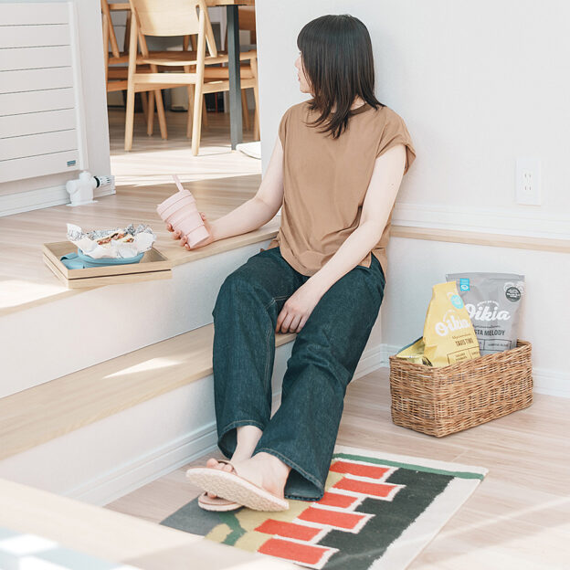 家の中のサードプレイスリビングではないダイニングでもない自分の部屋でもない日常を離れて気分転換できる場所がお家の中にあるって多分、とても楽しいと思います。約3帖の“紡ぐスペース”はある意味、お家の中にあるサードプレイス。いつものランチもちょっと楽しくなります。ここ、気持ちいいんですよ。ぜひ現地お越しになって座ってみてください。★普段はキッズスペースとして使っているので☆おもちゃがいっぱいあります★それもまた、このスペースの魅力です#新発寒モデルハウス_紡ぎあう家 #サードプレイス#豊栄建設 #もっとできるを住まいづくりへ #注文住宅 #ハウスメーカー #家づくり #自由設計 #マイホーム #マイホーム計画 #マイホーム計画中の人と繋がりたい #新築 #新築一戸建て #新築住宅 #新築マイホーム #新築注文住宅 #デザイン住宅 #インテリア #北海道 #札幌 #札幌新築 #モデルハウス