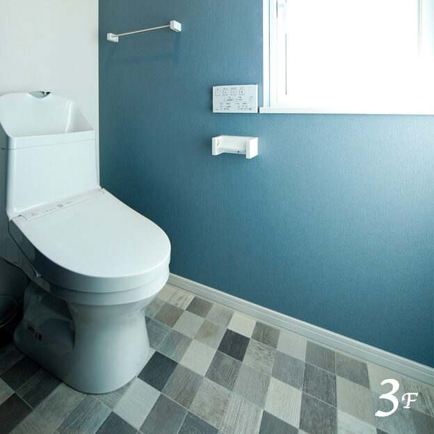 2つのトイレビルトインガレージ3LDKの3階建て住宅を建てたT様のお住まいのトイレ。打ち合わせの中で参考までに、とお見せした内装をとても気に入ってくださり2階と3階にある2つのトイレは同じインテリアになりました。そして、1階のUTにも同じフロアタイルを採用️気に入ったものをふんだんに使ったT様のお住まい。@hoei999 プロフィール欄に記載のホームページから施工事例でご覧いただけます。💭収納の工夫も必見です。ぜひ🤗Dataフロアタイルはサンゲツさん(HM-15085)。色の濃淡や柄の向きがリズミカルに配置された石目調です。#施工例 #3階建ての家#もっとできるを住まいづくりへ #豊栄建設#注文住宅 #ハウスメーカー #家づくり #自由設計 #マイホーム #マイホーム計画 #マイホーム計画中の人と繋がりたい #新築 #新築一戸建て #新築住宅 #新築マイホーム #新築注文住宅 #デザイン住宅 #北海道 #札幌 #札幌新築
