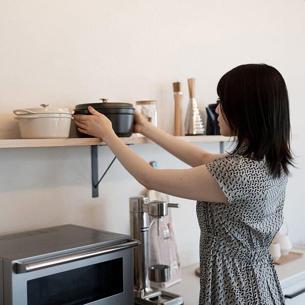 オープンシェルフ個人的には“センス問われそうで苦手”です食器棚には扉が欲しー派ところでコーディネーターに聞くとちょっとしたコツがあるんだそう。それはオープンシェルフに置く食器や家電の色を最大でも2色くらいにするそれだけ?😮それだけでかなりオシャレに見えるんですって。2枚目のように◯●◯●と交互に置くのも良いそう。3枚目は、普段のディスプレイ。白とナチュラルカラーを交互にMIXしています。…なんだか私にもできるような気がしてきました#新発寒モデルハウス_紡ぎあう家 #オープンシェルフ#豊栄建設 #もっとできるを住まいづくりへ #注文住宅 #ハウスメーカー #家づくり #自由設計 #マイホーム #マイホーム計画 #マイホーム計画中の人と繋がりたい #新築 #新築一戸建て #新築住宅 #新築マイホーム #新築注文住宅 #デザイン住宅 #インテリア #北海道 #札幌 #札幌新築 #モデルハウス
