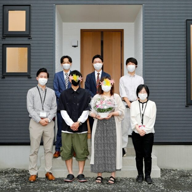 家づくりコラム完結!『「休みが合わない!」20代共働き夫婦の家づくり』というコラム本日ついに完結しました。札幌市にお住まいでこのままずっと賃貸住宅に暮らすのはちょっと…と、豊栄建設での家づくりをした良太さん&マミさん。最終回ではお引き渡しの日のこと暮らし始めてからのこといろいろと書いてくださっています。読んでいてハッ😮としたのは共働きなので家にはほとんどいないけれどだからこそ好きな時間に好きなことができる家が必要!というマミさんの言葉。現在家づくり中の方も今年こそ家を建てようかなぁという方もぜひ読んでみてください!最終回から読んでもOK!ちゃんとさかのぼれるようになっていますコラムはプロフィールに記載のホームページに掲載されています️右上のメニューボタンをクリックすると見つけやすいです!ぜひとも!#家づくりに密着してみた#休みが合わない20代共働き夫婦の家づくり#家づくり記録#豊栄建設 #もっとできるを住まいづくりへ #注文住宅 #ハウスメーカー #家づくり #自由設計 #マイホーム #マイホーム計画 #マイホーム計画中の人と繋がりたい #新築 #新築一戸建て #新築住宅 #新築マイホーム #新築注文住宅 #デザイン住宅 #インテリア #北海道 #札幌 #札幌新築 #モデルハウス
