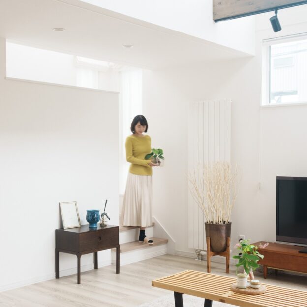高さ約2m階段の降り口にたか〜い腰壁がある白石本通モデルハウス。角地にある、この1棟。階段は角地の「角」にあるので外からの視線を気にせず暮らせるよう腰壁を高くしています。階段の窓の向きは北東午前中はL字を逆さまにしたような美しい光が入ります。一方、夜になると街灯や車の往来をほとんど感じることなく(角地なのに!)リビングを家族だけのくつろぎ空間にしてくれる腰壁でもあります。#白石本通モデルハウス #階段腰壁#akselkjersgaard#araviavintage#豊栄建設 #もっとできるを住まいづくりへ#注文住宅 #ハウスメーカー #家づくり #自由設計 #マイホーム #マイホーム計画 #マイホーム計画中の人と繋がりたい #新築 #新築一戸建て #新築住宅 #新築マイホーム #新築注文住宅 #デザイン住宅 #北海道 #札幌 #札幌新築 #モデルハウス