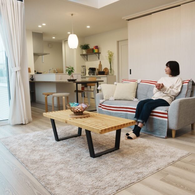 好きな色を足せる家建具、クロスのほぼ全てをホワイトで統一している白石本通モデルハウス。いつも展示しているソファにちょっとカジュアルなカバーをかけてみたところ…雰囲気が一変!ソファって、リビングにおいてはかなり大きなものなのでそこに色を加えると空間全体の印象をガラッと変えてくれます。「迷ったら白!」という家づくりもアリと思います。#それは手抜きではない#白石本通モデルハウス#nelsonbubblelamp#豊栄建設 #もっとできるを住まいづくりへ#注文住宅 #ハウスメーカー #家づくり #自由設計 #マイホーム #マイホーム計画 #マイホーム計画中の人と繋がりたい #新築 #新築一戸建て #新築住宅 #新築マイホーム #新築注文住宅 #デザイン住宅 #北海道 #札幌 #札幌新築 #モデルハウス