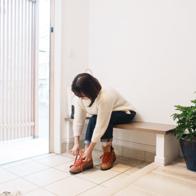 玄関のよいしょ!ベンチを置いてなくしませんか?写真のように造作してもいいし広めの玄関にしてお気に入りのベンチを置くのも白石本通モデルハウスの玄関にあるベンチのサイズは幅1.3m奥行き38cm高さ30cm です。上り框に座って靴を履くとき子供を座らせて靴を履かせるとき重たいものが届いたり買い物して帰ってきたりしたあとホールに置いた“それ”を持ち上げるとき玄関には沢山の「よいしょ!」があります。その「よいしょ!」ベンチを置くとおおむね解決できます。まずはモデルハウスに来て座ってみてください。あ〜これは便利!と思っていただけるはずです。#白石本通モデルハウス#玄関ベンチ#豊栄建設 #もっとできるを住まいづくりへ#注文住宅 #ハウスメーカー #家づくり #自由設計 #マイホーム #マイホーム計画 #マイホーム計画中の人と繋がりたい #新築 #新築一戸建て #新築住宅 #新築マイホーム #新築注文住宅 #デザイン住宅 #北海道 #札幌 #札幌新築 #モデルハウス