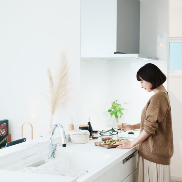 白いキッチン定番です。人気です。清潔感があり、手元が明るい。お料理が楽しくなります。白石本通モデルハウスのキッチンはLIXILさんのアレスタ。ワークトップもシンクもコンロもホワイトなのでここに立つと視界の左右に、ゆ〜ったりと白が広がっていく感じ。一言でいえば「気分がいい」気づくと口角があがる(ニヤニヤしてしまうw)キッチンです。・=・=・=・=・=・=・ちなみに#新発寒モデルハウス_紡ぎあう家 はグレージュ#新発寒モデルハウス_スタンダード はグリーン#hoei太平モデルハウス はカフェブラウン#清田区平岡モデルハウス はブラック…と、各モデルさまざまな色のキッチンをご覧いただけます。ぜひ一度ぐるっと見学してみてください🤗#白石本通モデルハウス#白いキッチン #アレスタ#豊栄建設 #もっとできるを住まいづくりへ#注文住宅 #ハウスメーカー #家づくり #自由設計 #マイホーム #マイホーム計画 #マイホーム計画中の人と繋がりたい #新築 #新築一戸建て #新築住宅 #新築マイホーム #新築注文住宅 #デザイン住宅 #北海道 #札幌 #札幌新築 #モデルハウス