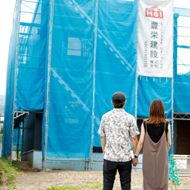 豊栄建設のwebサイトでは『ジョンとジェーンのカムカム!スイートホーム!』というコラムを連載中です。最新回ではインテリアコーディネーター 安達との内装打ち合わせを振り返ってくれています。二人は内装に迷ったら悩んだら『困ったら安達さん』を合言葉に、なんでも質問しながらお家のインテリアを決めていったのだそう。家づくり中の方家を建てるかどうしようか?迷っている方おすすめです。本日時点でvol.7までが公開中!プロフィールに記載のホームページからお読みいただけます️右上のメニューボタンをクリックすると見つけやすいですよ!ぜひご一読ください。#家づくりに密着してみた#カムカムスイートホーム#家づくり記録#豊栄建設 #もっとできるを住まいづくりへ #注文住宅 #ハウスメーカー #家づくり #自由設計 #マイホーム #マイホーム計画 #マイホーム計画中の人と繋がりたい #新築 #新築一戸建て #新築住宅 #新築マイホーム #新築注文住宅 #デザイン住宅 #インテリア #北海道 #札幌 #札幌新築 #モデルハウス