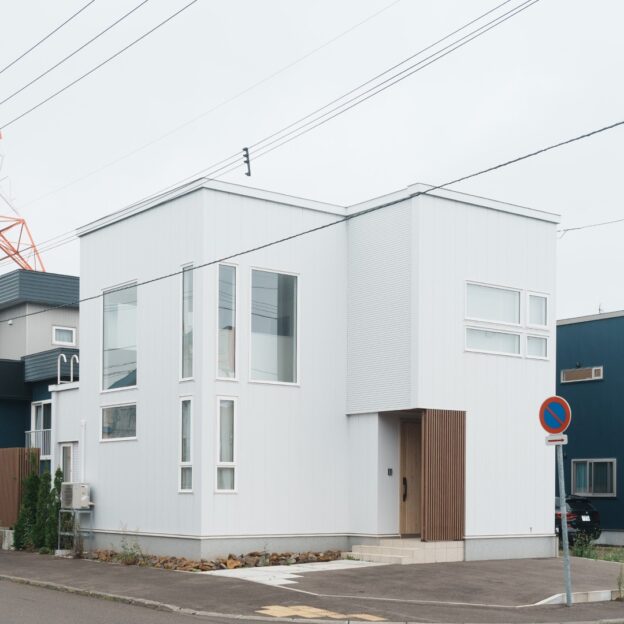 潔い白街区の角に立地する白石本通モデルハウス。「あの白い家から3つ目…」「そこの白い家の次のなか通りを右に…」そんな目印になるような際立つお家です。外壁に採用したのはアイジー工業さんのガルブライトとガルスパン。見た目の幅が異なる2つの金属サイディングを使用しています。写真だとちょっとわかりづらいかもしれませんがベースはガルブライト(ネオホワイト)を縦に玄関の上だけガルスパン(ネオホワイト)を横に張っています。いずれも見切りが入らないよう特注の長さにしたので1階と2階の境がなくすっきりとした仕上がり。高級感と光を集める眩い佇まいをぜひ現地でご覧になってみてください。#白石本通モデルハウス#IGKOGYO #金属サイディング #外壁 #ガルバリウム #白の家#豊栄建設 #もっとできるを住まいづくりへ#注文住宅 #ハウスメーカー #家づくり #自由設計 #マイホーム #マイホーム計画 #マイホーム計画中の人と繋がりたい #新築 #新築一戸建て #新築住宅 #新築マイホーム #新築注文住宅 #デザイン住宅 #北海道 #札幌 #札幌新築 #モデルハウス
