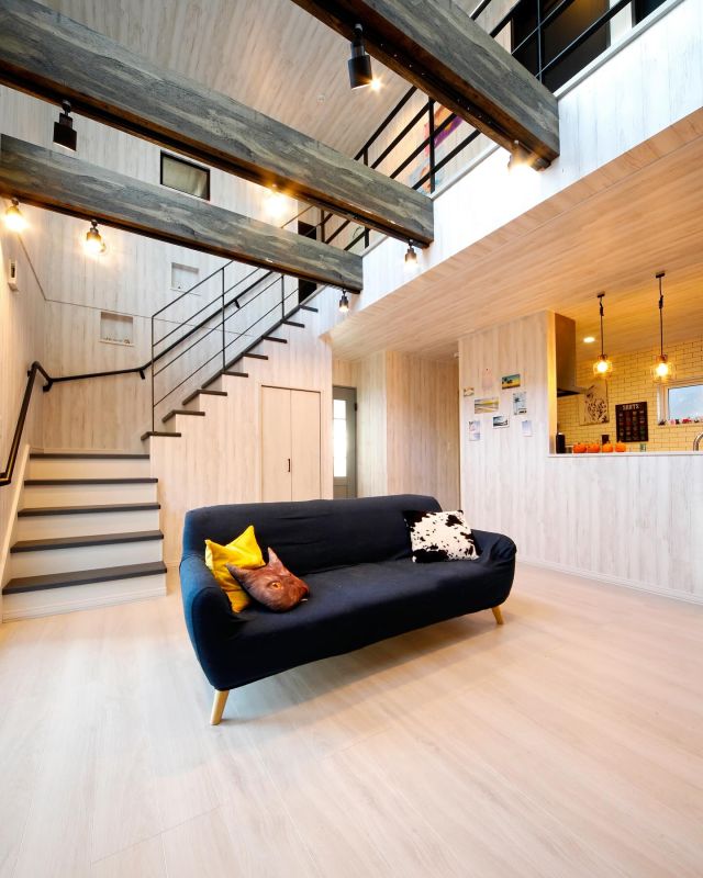 🏠豊栄建設challenge999🏠
【施工事例】
リビングに広がる、開放感たっぷりの吹き抜け。
梁を見せるデザインで、木の質感と力強さが映えるインテリアに。
シーリングファンのある高天井は、空気も見た目も心地いい。

豊栄建設だからできる、「高性能×デザイン性」を両立した住まいづくり。

＿＿＿＿＿＿＿＿＿＿

札幌×自由設計×安心価格の家づくりなら、
【豊栄建設】にお任せください！
＿＿＿＿＿＿＿＿＿＿

せっかくのマイホーム。
「自由に建てたい！」「札幌に住みたい！」「安心な家がいい！」
「でも、予算は多くとれない...」

豊栄建設なら、安心価格で
納得の家づくりを実現できます！
詳しくはプロフィールリンクからお気軽に
来場予約または無料ＷＥＢカタログ請求ください♪

■対応可能エリア
札幌市、小樽市、岩見沢市、苫小牧市、江別市、千歳市、恵庭市、北広島市、石狩市、余市郡、南幌町、厚真町、安平町、むかわ町、白老郡、沙流郡、日高郡
※その他エリアにお住まいの方は別途ご相談ください。

▼プロフィールはこちら
@hoei999_official
＿＿＿＿＿＿＿＿＿＿
#豊栄建設 #工務店 #札幌工務店  #札幌新築  #札幌市注文住宅  #北海道工務店  #注文住宅  #新築一戸建て  #一戸建て  #マイホーム計画  #家事動線  #家事楽  #収納アイデア  #施工事例  #こだわりの家  #家づくりアイデア  #吹き抜け #リビング階段 #アイアン手すり
