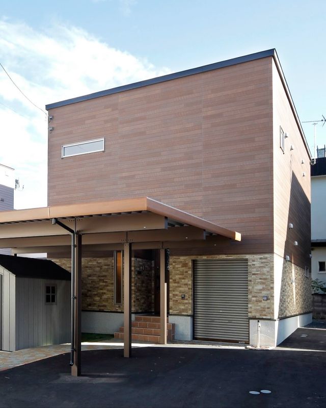 🏠豊栄建設challenge999🏠
【施工事例】
印象に残るファサードと、曲線が美しいエントランス。

木目調の外壁に、重厚感ある石張りとアーチのデザインを合わせた存在感のある外観。
玄関は、緩やかなカーブを描く壁が空間に柔らかさをプラスし、奥行きを感じさせます。

豊栄建設の家づくりは、「性能もデザインも、どちらも大切にしたい」そんな想いに応える設計力が魅力。
＿＿＿＿＿＿＿＿＿＿

札幌×自由設計×安心価格の家づくりなら、
【豊栄建設】にお任せください！
＿＿＿＿＿＿＿＿＿＿

せっかくのマイホーム。
「自由に建てたい！」「札幌に住みたい！」「安心な家がいい！」
「でも、予算は多くとれない...」

豊栄建設なら、安心価格で
納得の家づくりを実現できます！
詳しくはプロフィールリンクからお気軽に
来場予約または無料ＷＥＢカタログ請求ください♪

■対応可能エリア
札幌市、小樽市、岩見沢市、苫小牧市、江別市、千歳市、恵庭市、北広島市、石狩市、余市郡、南幌町、厚真町、安平町、むかわ町、白老郡、沙流郡、日高郡
※その他エリアにお住まいの方は別途ご相談ください。

▼プロフィールはこちら
@hoei999_official
＿＿＿＿＿＿＿＿＿＿
#豊栄建設 #工務店 #札幌工務店  #札幌新築  #札幌市注文住宅  #北海道工務店  #注文住宅  #新築一戸建て  #一戸建て  #マイホーム計画  #家事動線  #家事楽  #収納アイデア  #施工事例  #こだわりの家  #家づくりアイデア  #外観 #玄関 #玄関デザイン #アーチ