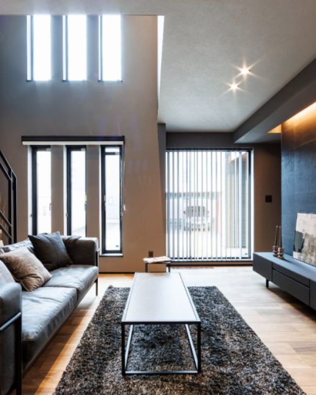 🏠豊栄建設challenge999🏠
【施工事例】

和風×洋風のリビングをご紹介。
スタイリッシュな洋風リビングの片隅には、
ほっとくつろげる畳の和室スペースが。
「かっこいいリビングにしたいけど、和室も捨てがたい...」
そんな方、必見の施工事例です。

家族がくつろぐ場所だからこそ、
見た目の美しさと過ごしやすさの両立にこだわりました。
＿＿＿＿＿＿＿＿＿＿

札幌×自由設計×安心価格の家づくりなら、
【豊栄建設】にお任せください！
＿＿＿＿＿＿＿＿＿＿

せっかくのマイホーム。
「自由に建てたい！」「札幌に住みたい！」「安心な家がいい！」
「でも、予算は多くとれない...」

豊栄建設なら、安心価格で
納得の家づくりを実現できます！
詳しくはプロフィールリンクからお気軽に
来場予約または無料ＷＥＢカタログ請求ください♪

■対応可能エリア
札幌市、小樽市、岩見沢市、苫小牧市、江別市、千歳市、恵庭市、北広島市、石狩市、余市郡、南幌町、厚真町、安平町、むかわ町、白老郡、沙流郡、日高郡
※その他エリアにお住まいの方は別途ご相談ください。

▼プロフィールはこちら
@hoei999_official
＿＿＿＿＿＿＿＿＿＿
#豊栄建設 #工務店 #札幌工務店  #札幌新築  #札幌市注文住宅  #北海道工務店  #注文住宅  #新築一戸建て  #一戸建て  #マイホーム計画  #家事動線  #家事楽  #収納アイデア  #施工事例  #こだわりの家  #家づくりアイデア  #ガレージ #アウトドア #バイク #車 #車好き #バイク好き