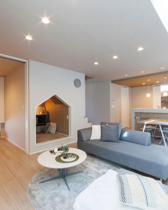 🏠豊栄建設challenge999🏠
【施工事例】

リビングの一角に、こもれる“ヌック”空間を。

お気に入りのクッションや照明を置けば、
お子さまの秘密基地にも、大人の読書スペースにもなる、
多目的で自由度の高いスペースに。

リビングとつながりながらも、
ちょっとした「自分時間」がつくれるのが魅力です。
＿＿＿＿＿＿＿＿＿＿

札幌×自由設計×安心価格の家づくりなら、
【豊栄建設】にお任せください！
＿＿＿＿＿＿＿＿＿＿

せっかくのマイホーム。
「自由に建てたい！」「札幌に住みたい！」「安心な家がいい！」
「でも、予算は多くとれない...」

豊栄建設なら、安心価格で
納得の家づくりを実現できます！
詳しくはプロフィールリンクからお気軽に
来場予約または無料ＷＥＢカタログ請求ください♪

■対応可能エリア
札幌市、小樽市、岩見沢市、苫小牧市、江別市、千歳市、恵庭市、北広島市、石狩市、余市郡、南幌町、厚真町、安平町、むかわ町、白老郡、沙流郡、日高郡
※その他エリアにお住まいの方は別途ご相談ください。

▼プロフィールはこちら
@hoei999_official
＿＿＿＿＿＿＿＿＿＿
#豊栄建設 #工務店 #札幌工務店  #札幌新築  #札幌市注文住宅  #北海道工務店  #注文住宅  #新築一戸建て  #一戸建て  #マイホーム計画  #家事動線  #家事楽  #収納アイデア  #施工事例  #こだわりの家  #家づくりアイデア  #ガレージ #アウトドア #バイク #車 #車好き #バイク好き